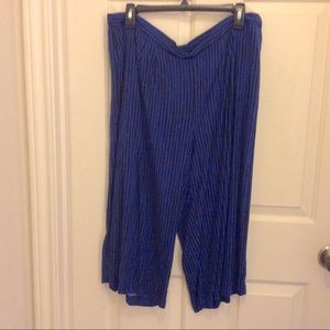 Apt 9 blue black striped PXL elastic waist capris